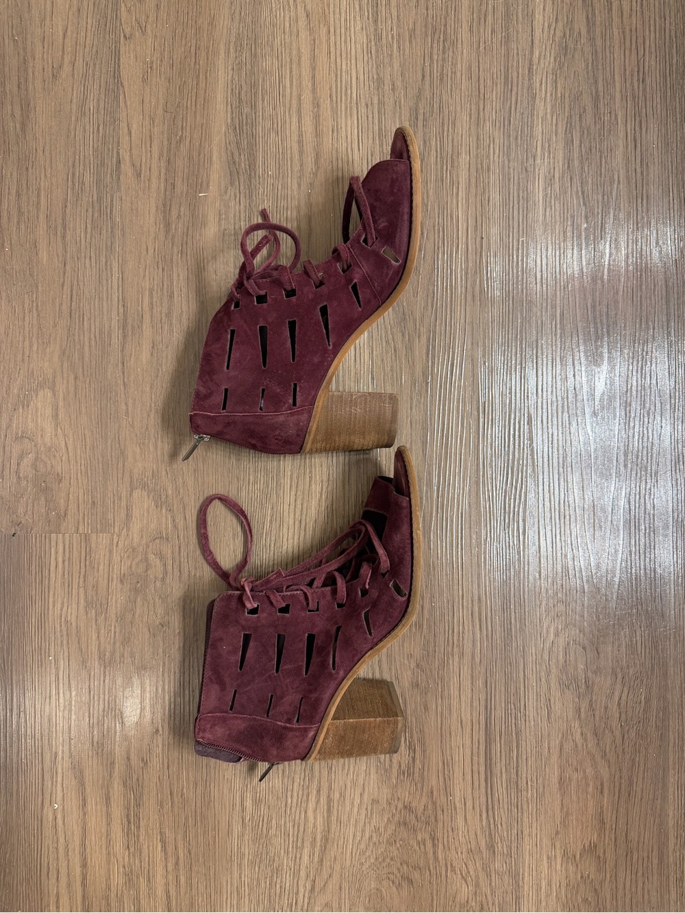Size 9 Vince Camino maroon suede heels